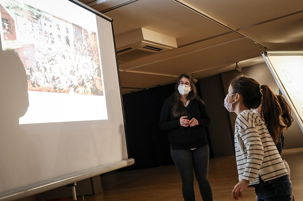 Nena a l'activitat "Dissabtes d'Art"